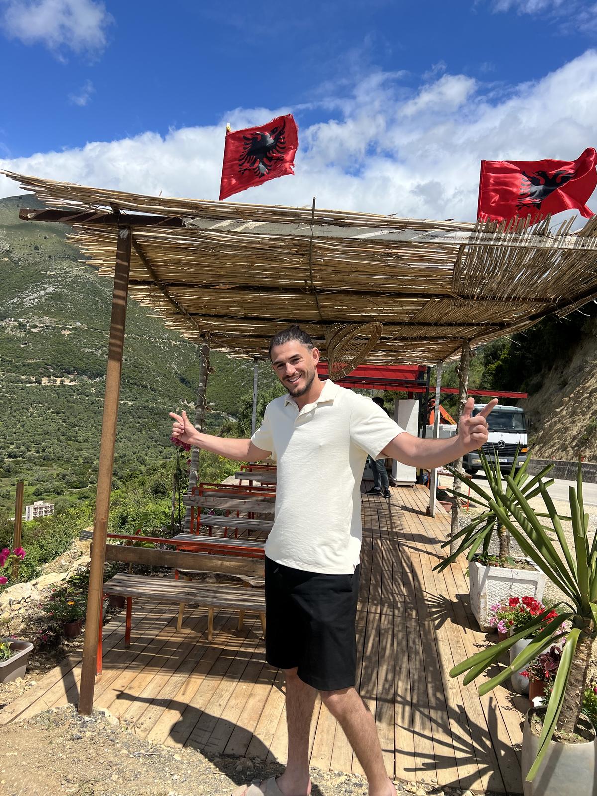 Halte panoramique sous les drapeaux albanais