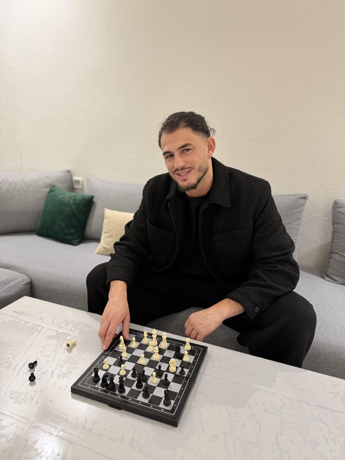 Rémy jouant aux échecs