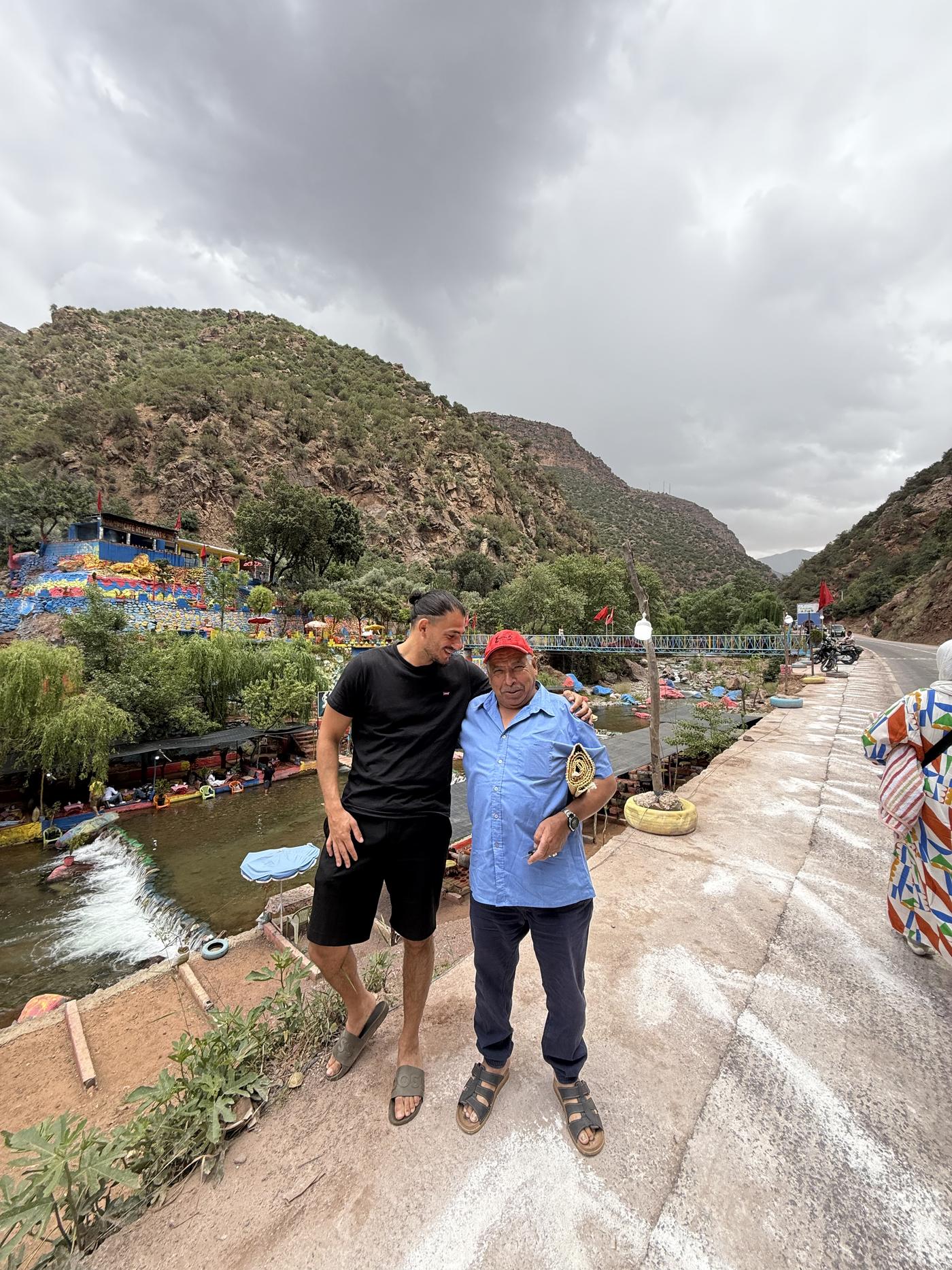 Rémy avec un habitant dans la vallée de l'Ourika