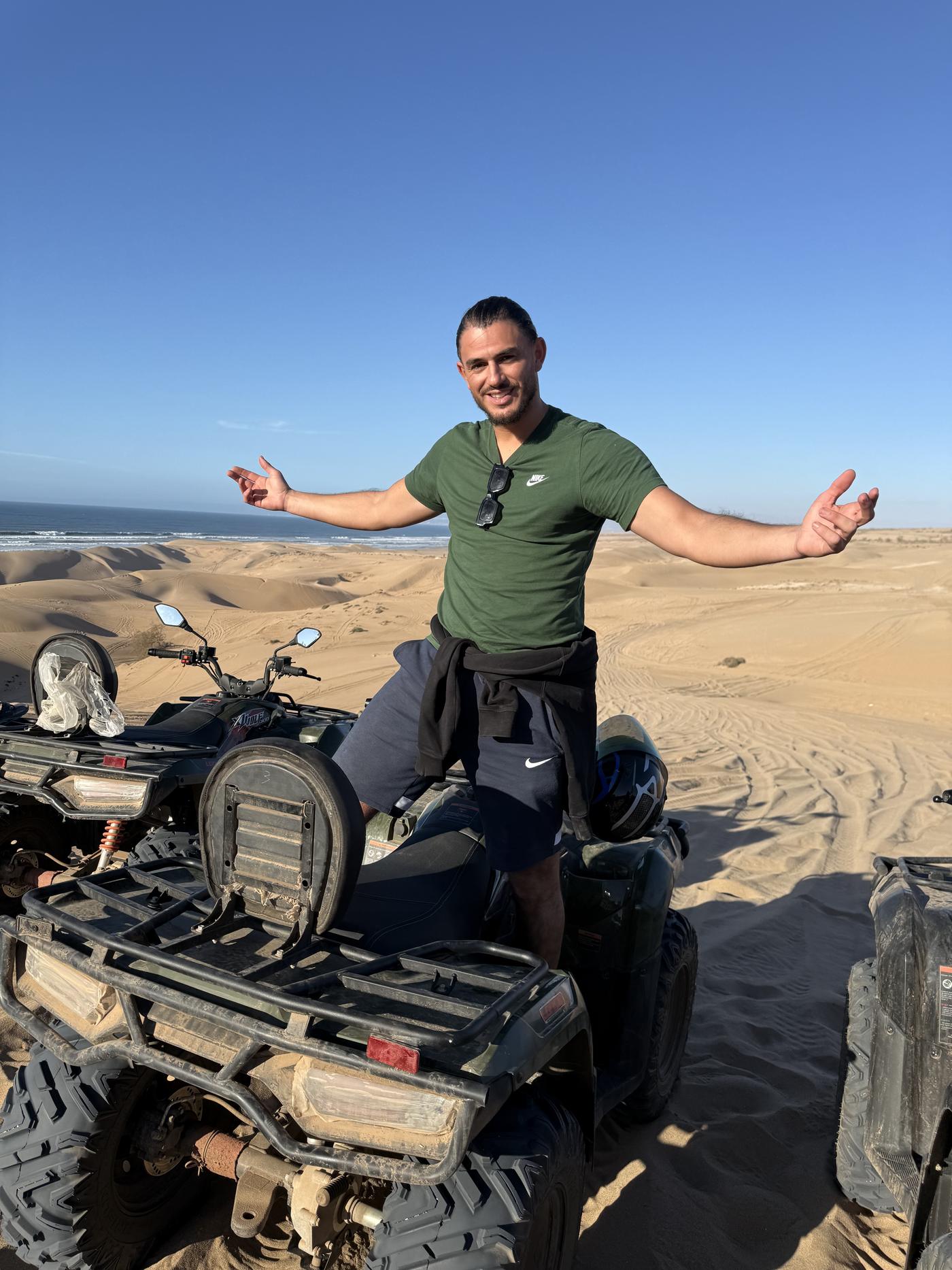 Quad dans les dunes face à l'océan