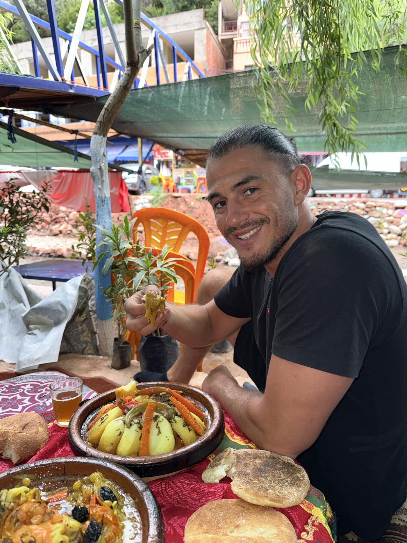 Tajine partagé au bord de l'oued