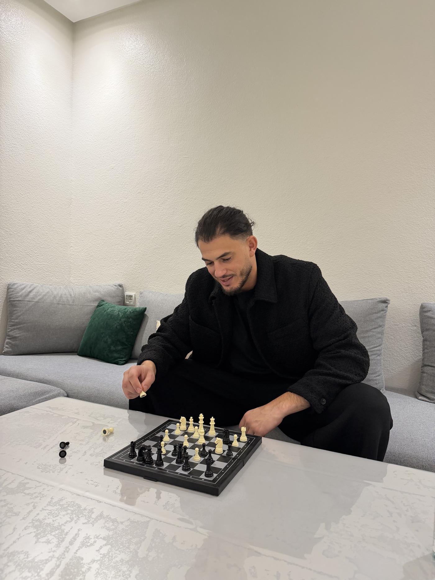 Rémy concentré sur une partie d'échecs